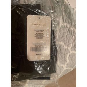 Fabletics black medium NWT Oasis High Waisted Pocket Capri